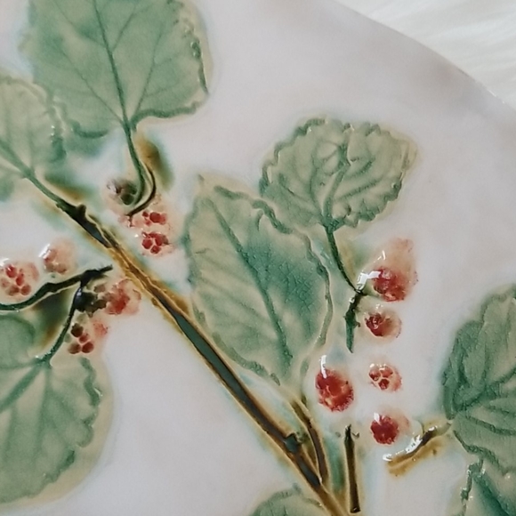 Handmade Glazed Clay leaves design free flow plate - Picture 4 of 8